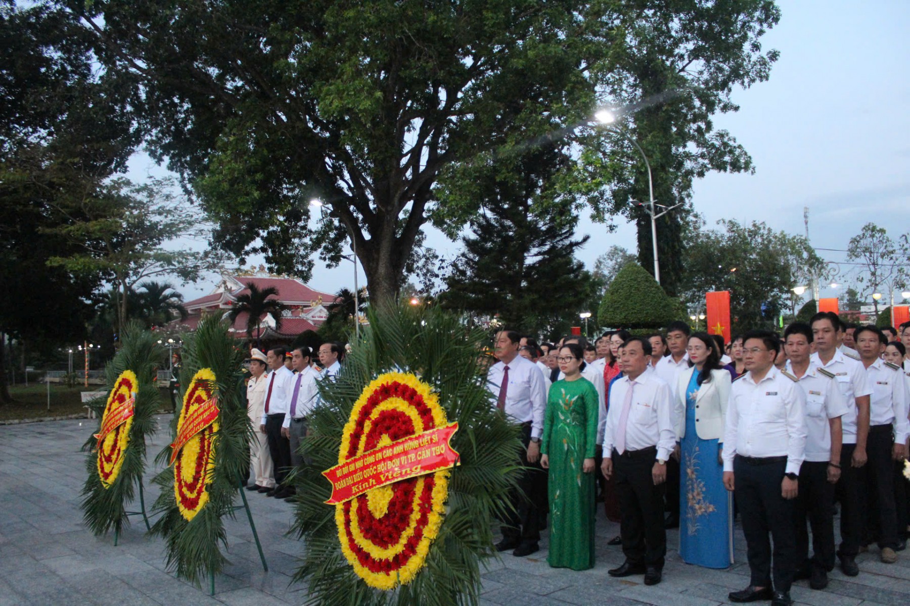 Lãnh đạo thành phố Cần Thơ dâng hoa, dân hương viếng  Nghĩa trang liệt sĩ thành phố Nhân kỷ niệm 80 năm Ngày thành lập Quân đội Nhân dân Việt Nam