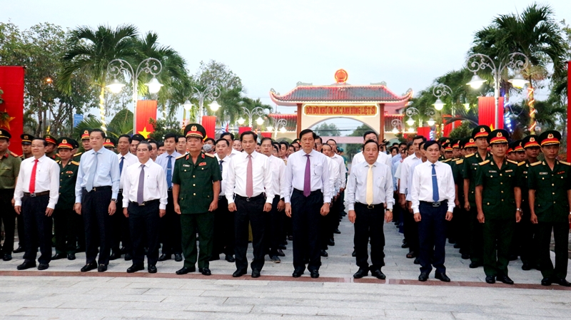 Lãnh đạo TP Cần Thơ viếng Nghĩa trang liệt sĩ thành phố