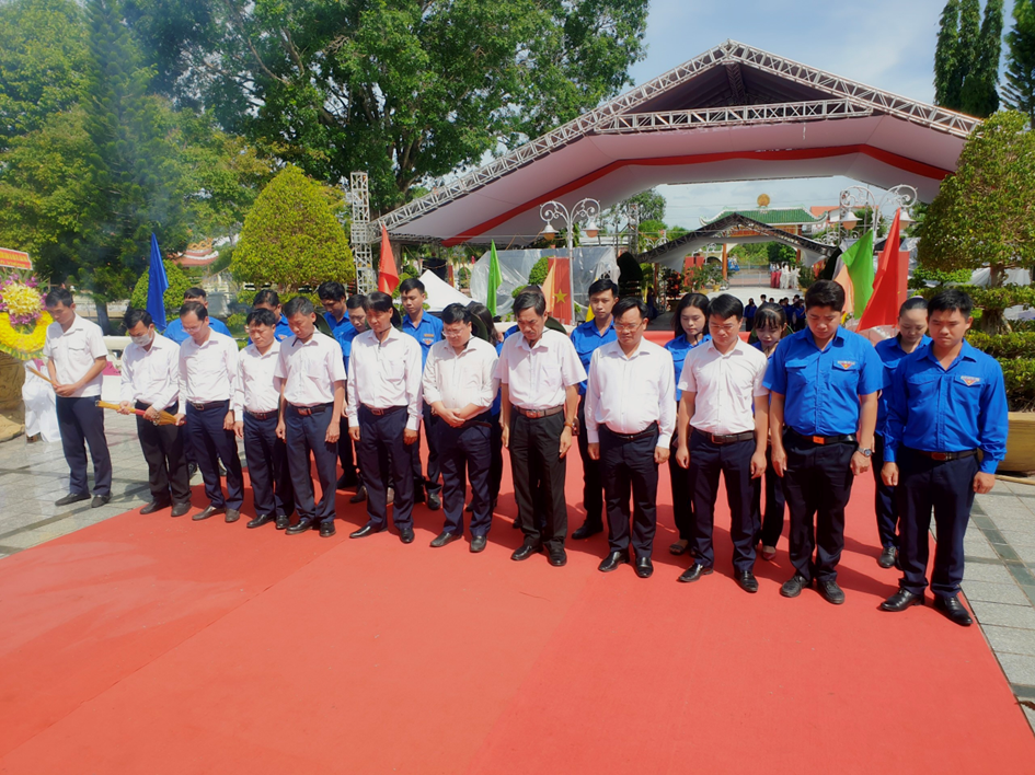 Chi đoàn TNCS Hồ Chí Minh Cảng vụ Hàng hải Cần Thơ long trọng tổ chức dâng hoa, dâng hương viếng tại Nghĩa trang liệt sĩ thành phố Cần Thơ