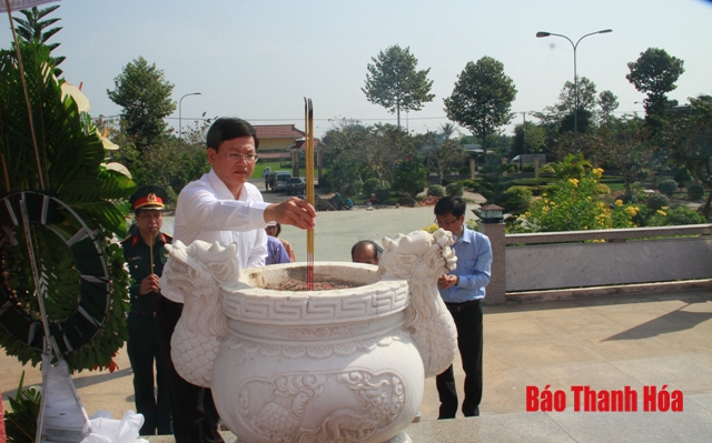 Đoàn đại biểu tỉnh Thanh Hóa dâng hương các nghĩa trang liệt sĩ tại thành phố Cần Thơ và tỉnh Tây Ninh